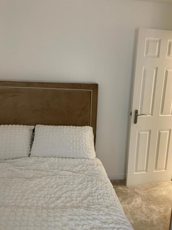 Hoo的住宿－Gillingham Homestay Monday to Friday Female only，一间卧室设有一张床和一个开放式门