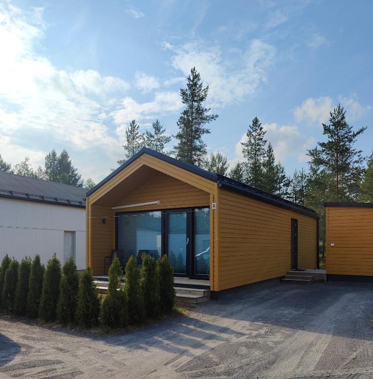 una pequeña casa con una gran ventana en el lateral. en Minikoti en Oulu