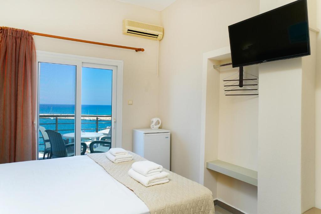 TV a/nebo společenská místnost v ubytování Hotel Papageorgiou