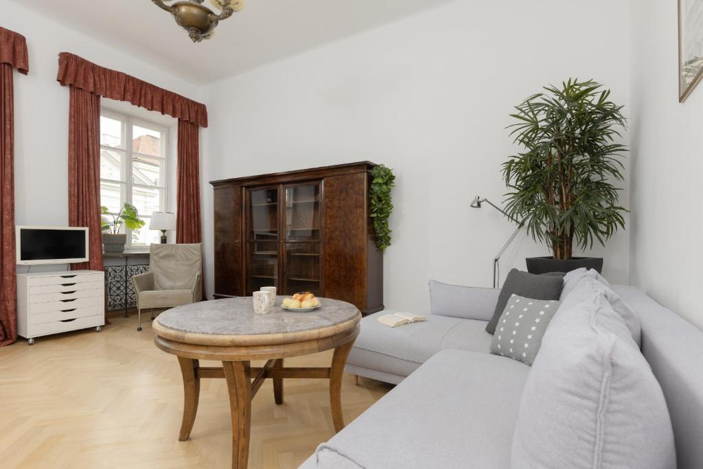 ein Wohnzimmer mit einem Sofa und einem Tisch in der Unterkunft Family Apartment Freta Warsaw Old Town by Renters in Warschau