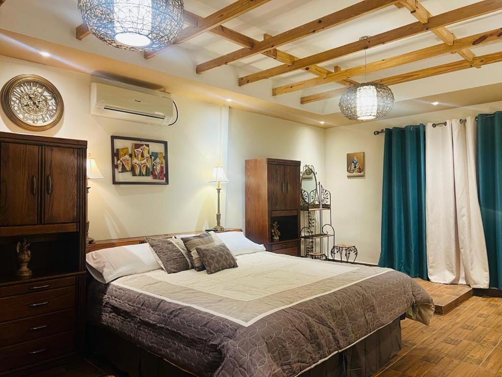 una camera con un grande letto di HOTEL Ecológico BLUEROCK a David
