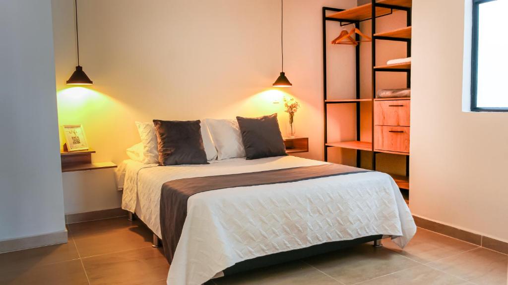 a bedroom with a bed in a room at Praia Apartaestudios Sabaneta in Sabaneta