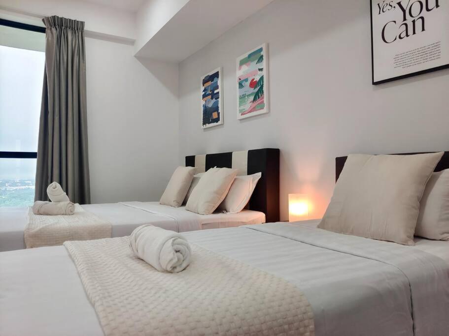1 dormitorio con 2 camas y ventana en 【NEW】Modern Comfort Studio@Juru Sentral Icon City, en Bukit Mertajam