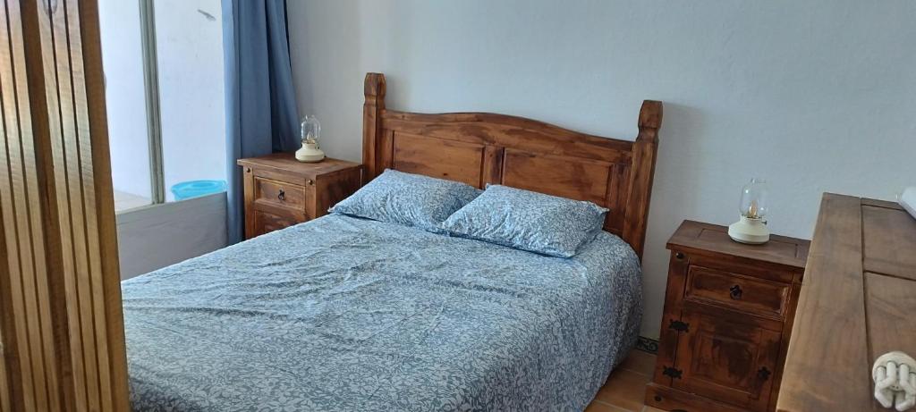 1 dormitorio con 1 cama con sábanas azules y 2 mesitas de noche en private pool, en Manilva