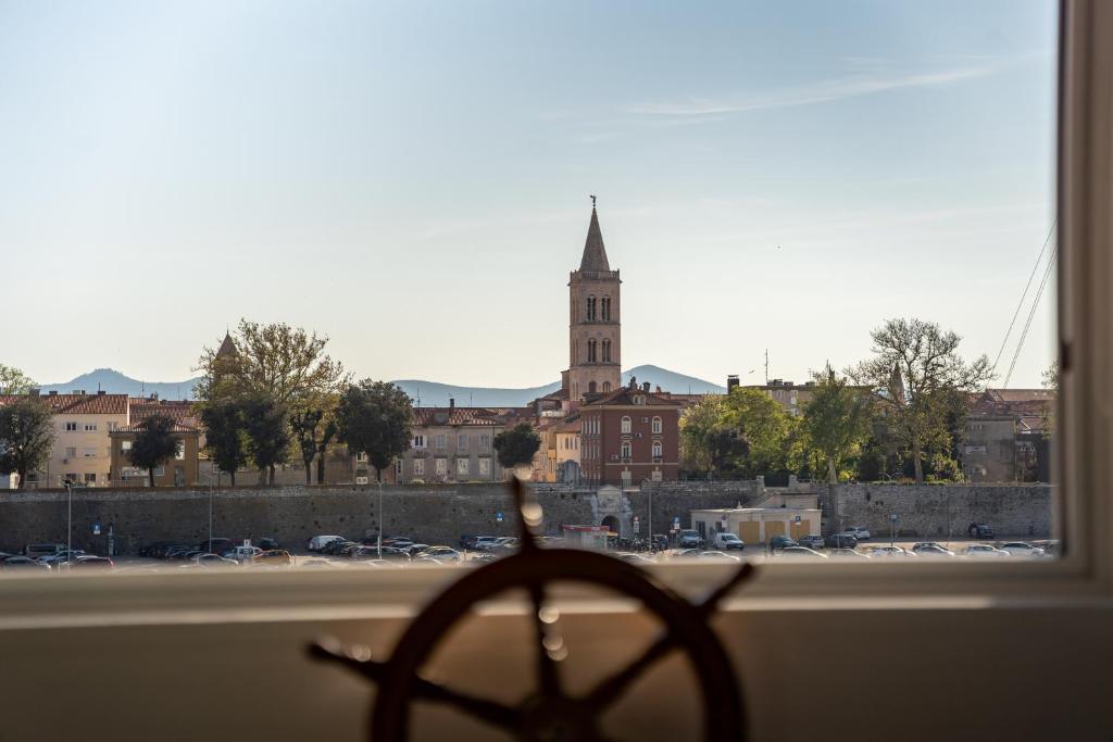 una finestra con vista su una città con torre dell'orologio di Captain’s Apartment a Zara (Zadar)