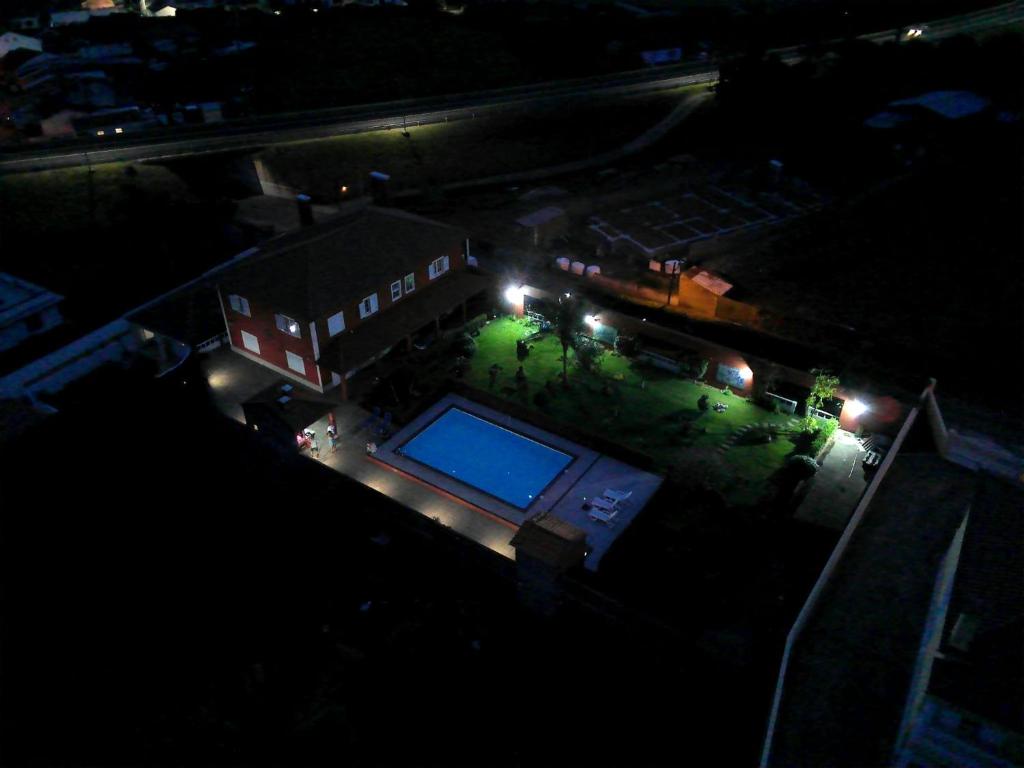 een bovenaanzicht van een zwembad 's nachts bij A Casa do Comandante - Piscina e Jardim in Lagoa