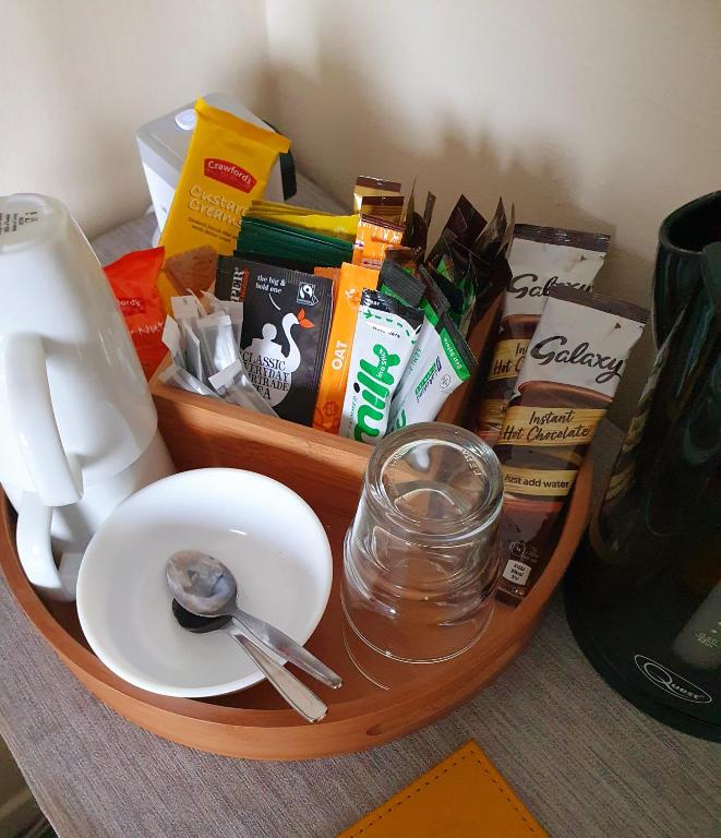 Příslušenství pro přípravu čaje a kávy v ubytování Moorside Rooms