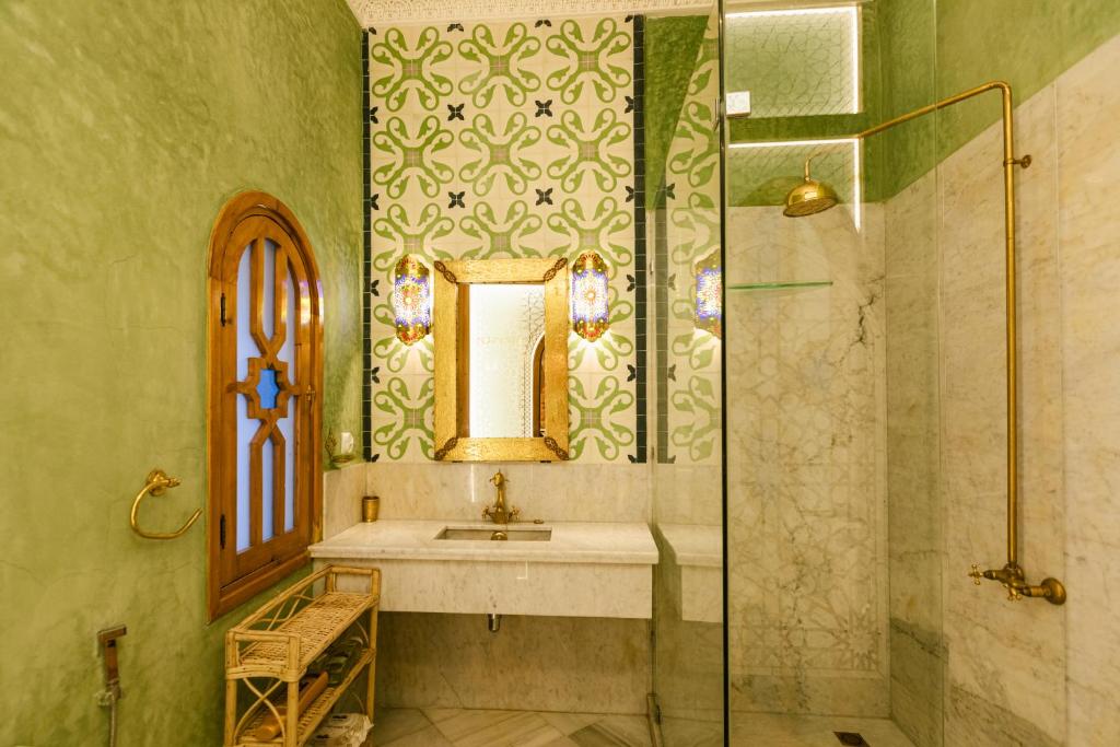 Riad Villa with Mediterranean Sea Views of Spain and Gibraltar的一间浴室