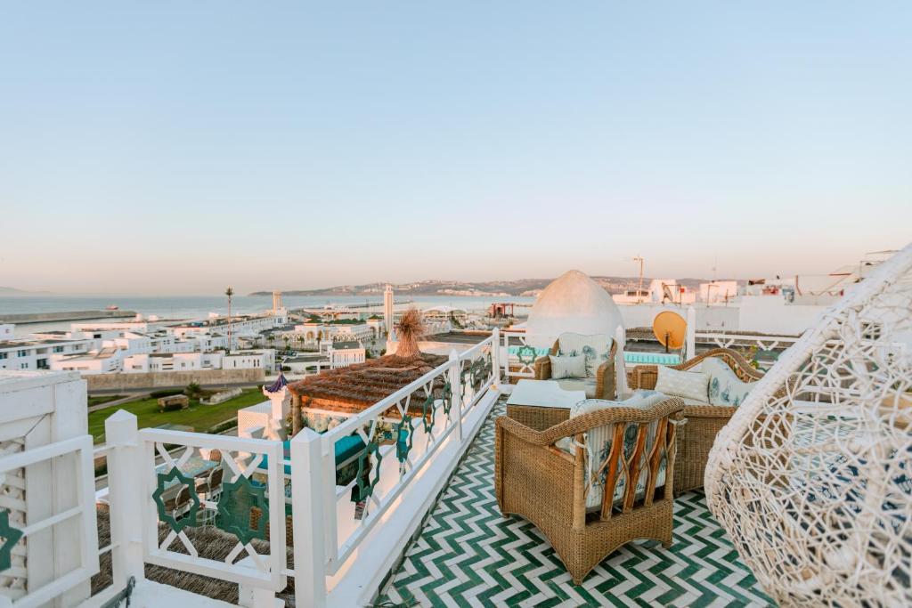 einen Balkon mit Blick auf das Meer und die Gebäude in der Unterkunft Riad Villa with Mediterranean Sea Views of Spain and Gibraltar in Tangier