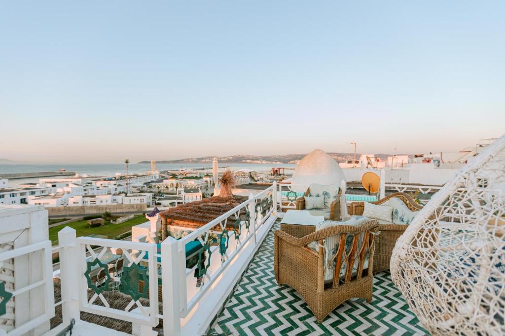 丹吉尔Riad Villa with Mediterranean Sea Views of Spain and Gibraltar的阳台享有大海和建筑的景致。