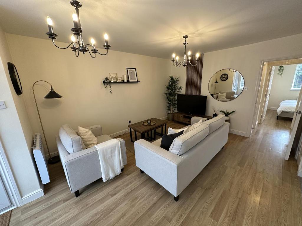 uma sala de estar com dois sofás brancos e uma televisão em Charming 2-Bed Apartment in Danbury essex em Chelmsford