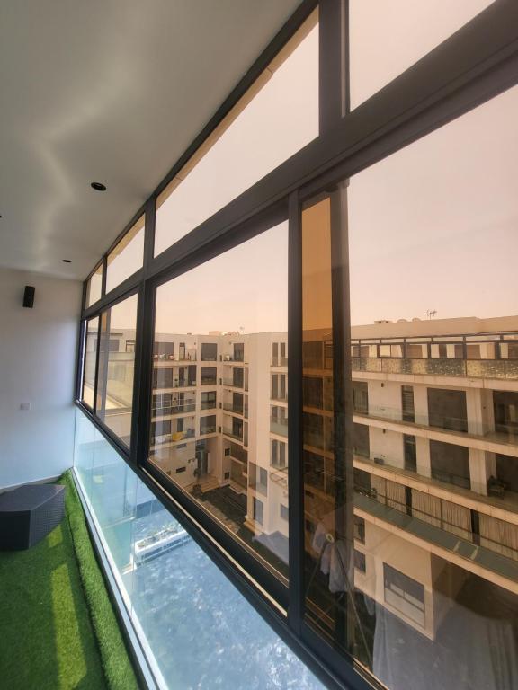 uma vista da janela de um edifício em Appartement de luxe sur agadir bay em Agadir