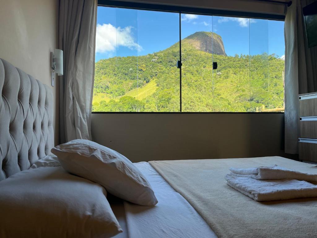 Uma vista da montanha tirada do chalé alpino 