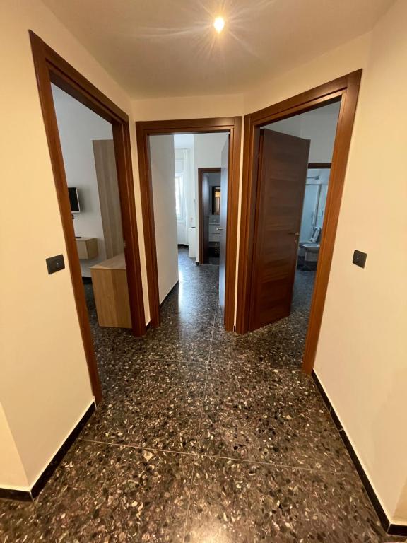 un corridoio vuoto con due porte e una stanza di Due passi dal mare a Savona