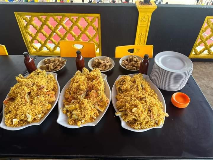 una mesa con cuatro platos de comida. en Rosma homestay, en Kampong Ru Sepuloh