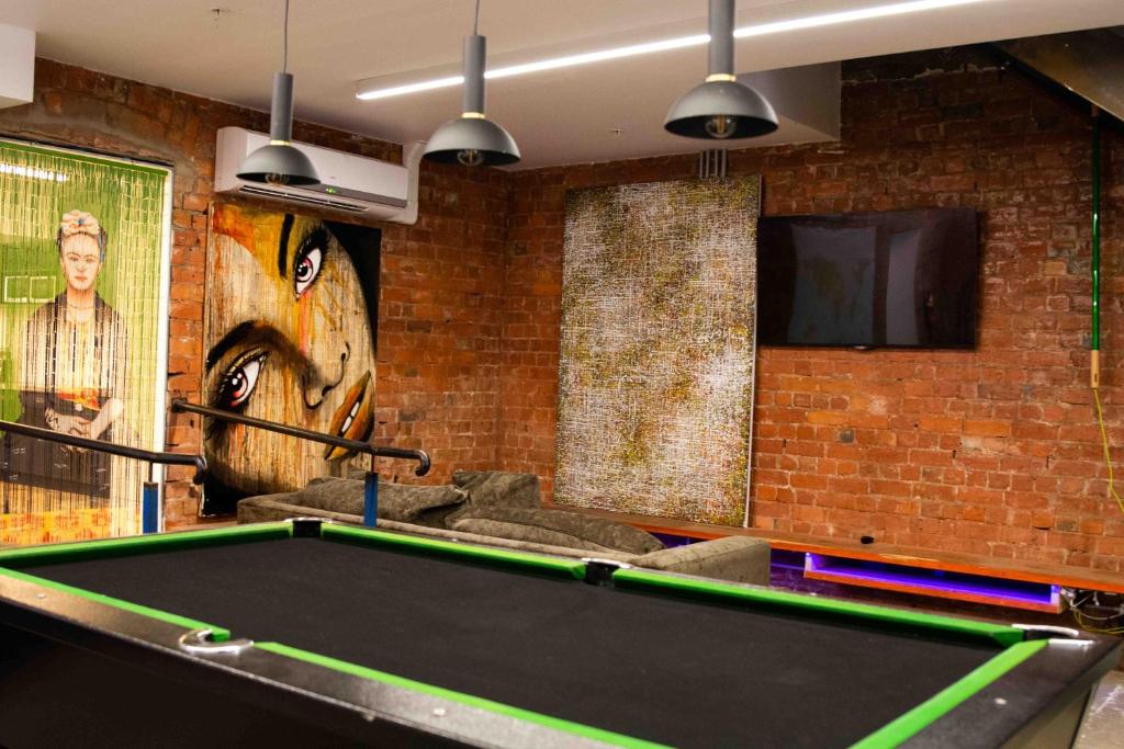 墨尔本Bayside House的砖墙房里的一张台球桌