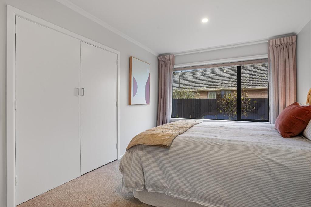 Private, 4BR Family Home, Free Parking, 4km to Airport - Resim 16