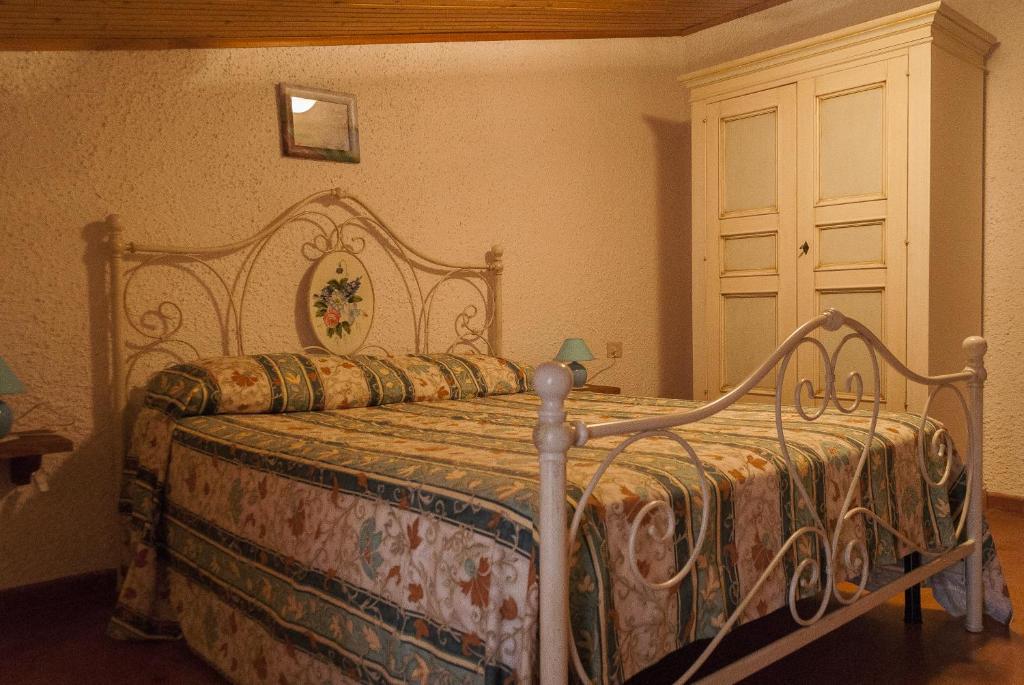 A bed or beds in a room at Fattoria dei Cavalieri
