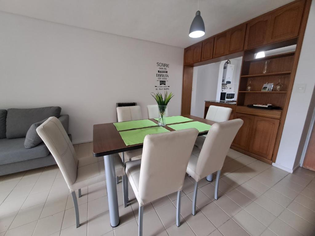 ein Esszimmer mit einem Tisch und weißen Stühlen in der Unterkunft Departamento en la Ciudad de Mendoza Frente al Parque Central con Terraza y Vistas in Mendoza