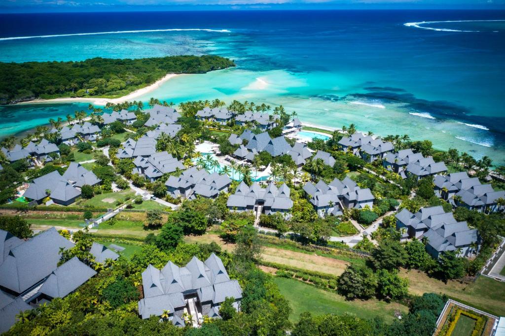辛加東卡的住宿－洲際斐濟高爾夫度假村及Spa酒店，海滩上的度假村的空中景致