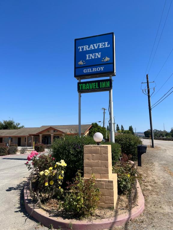 una señal para una posada de viaje al costado de una carretera en Travel Inn Gilroy, en Gilroy