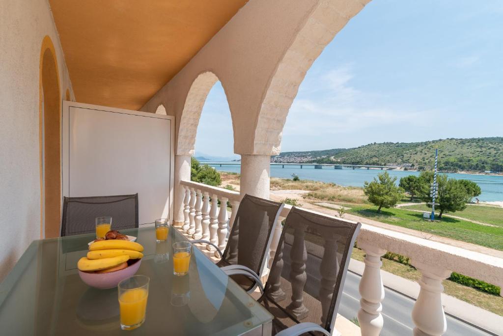 A 2 - seafront apt with balcony 1 min to beach