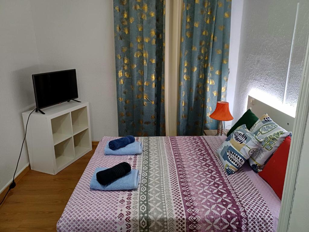 1 dormitorio con 1 cama con 2 almohadas en Estudio Grande Madrid Centro, en Madrid