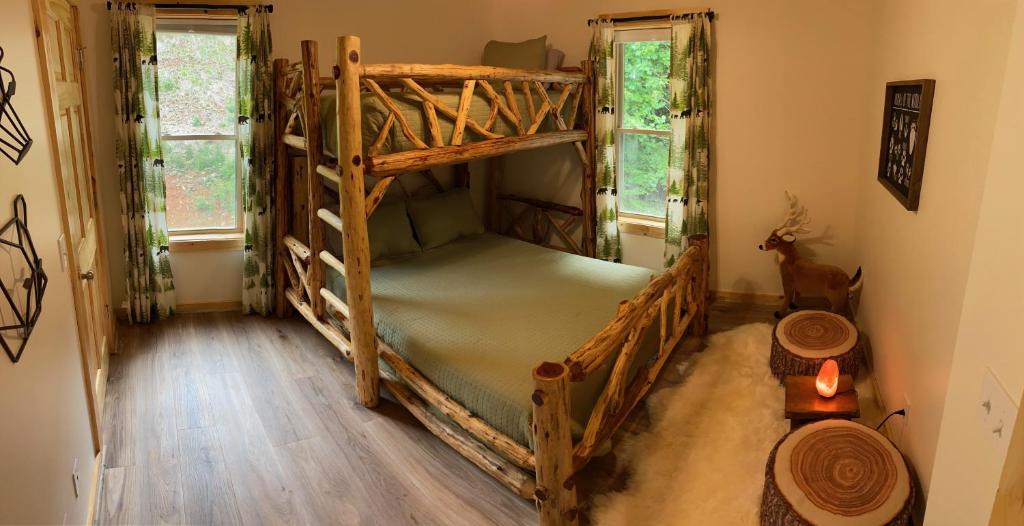 Postel nebo postele na pokoji v ubytování Blue Sky Cabin - Built in 2023 this 3 bed 2,5 bath home has gorgeous views