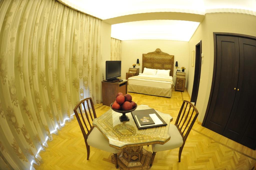 Postel nebo postele na pokoji v ubytování Warwick Palm Beach Hotel