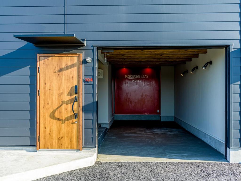 uma porta que conduz a um edifício com uma porta vermelha em Rakuten STAY MOTEL Kujukurihama Katakai 104 2LDK with BBQ terrace Garage concept room em Kujukuri