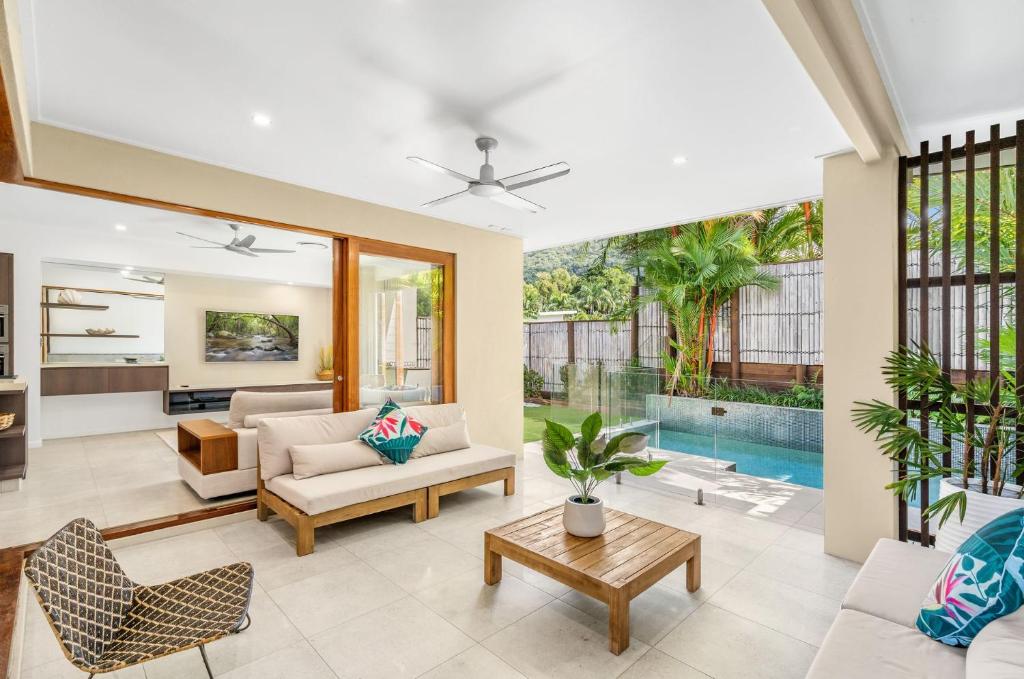 een afbeelding van een woonkamer met een zwembad bij Belle Escapes Havenly Luxury Villa Palm Cove in Palm Cove