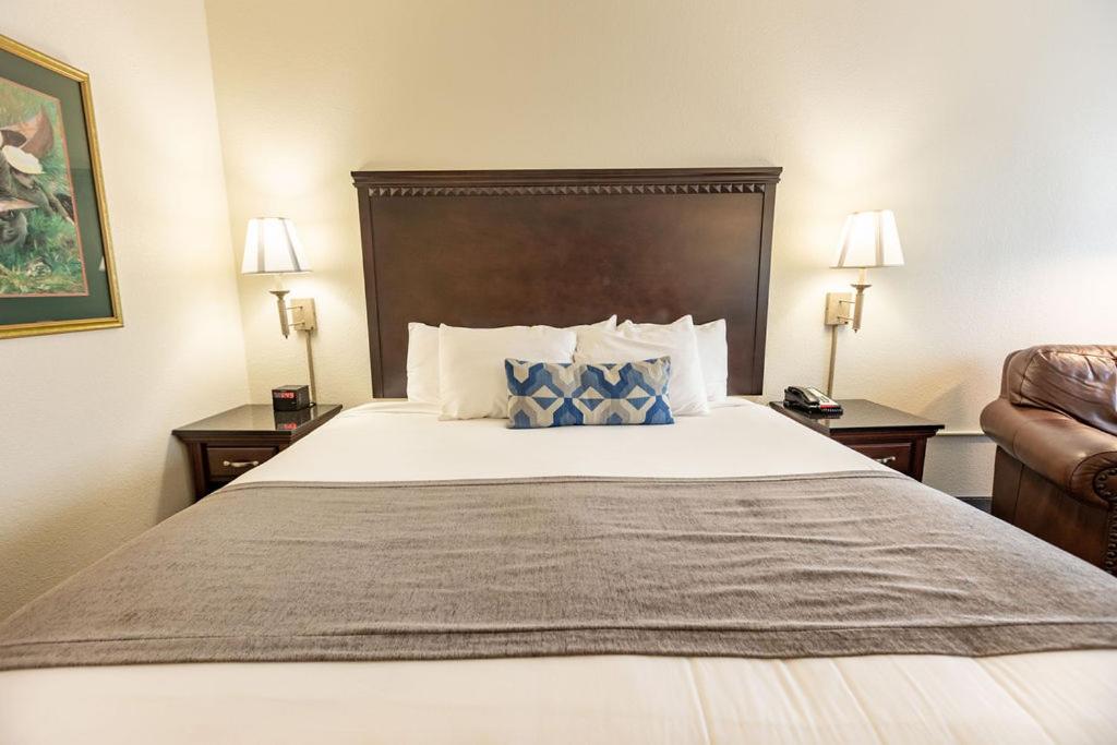 a large bed in a hotel room with two lamps at Savannah House Hotel in Branson