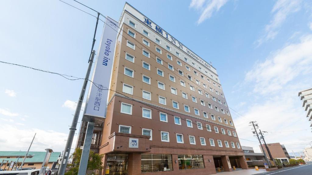 a building on the corner of a street at Toyoko Inn Biwako sen Minami Kusatsu eki Nishi guchi in Kusatsu