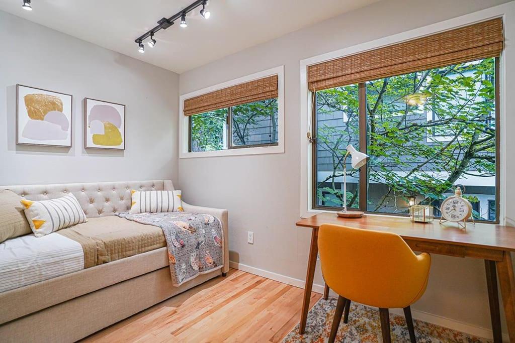 sypialnia z łóżkiem, biurkiem, stołem i oknem w obiekcie Sunlit contemporary Bellevue Home w a Lush Garden w mieście Bellevue