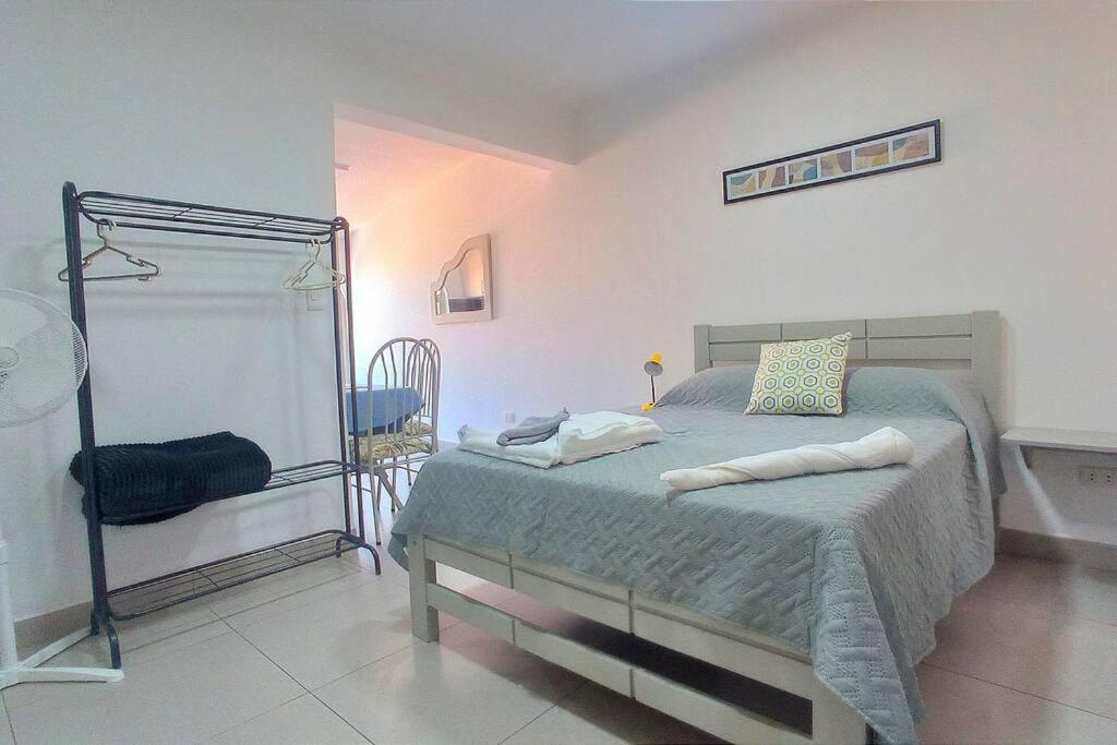 a bedroom with a bed in a room at Acogedor Monoambiente en Tarija in Tarija