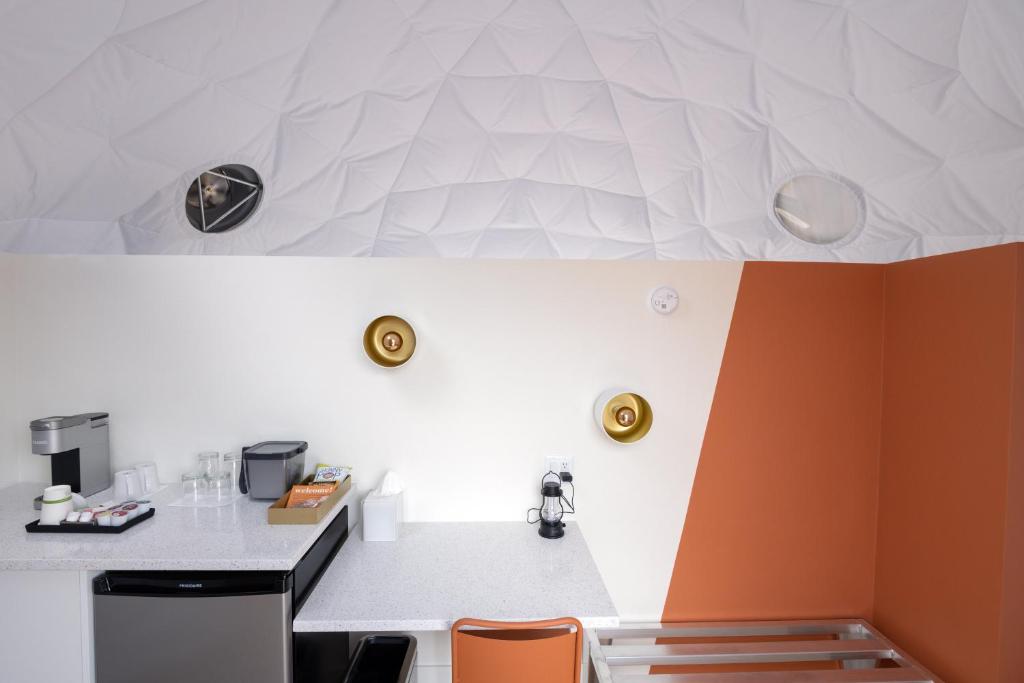 Kuchyň nebo kuchyňský kout v ubytování Skyview Hotel