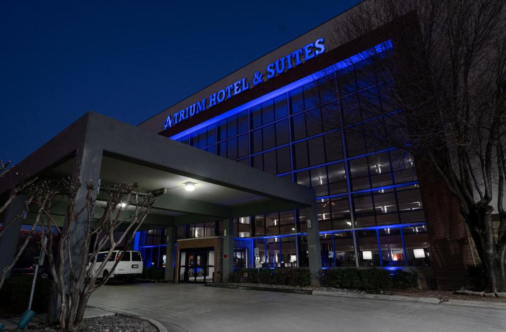 un bâtiment avec un panneau bleu en haut dans l'établissement Atrium Hotel and Suites DFW Airport, à Irving