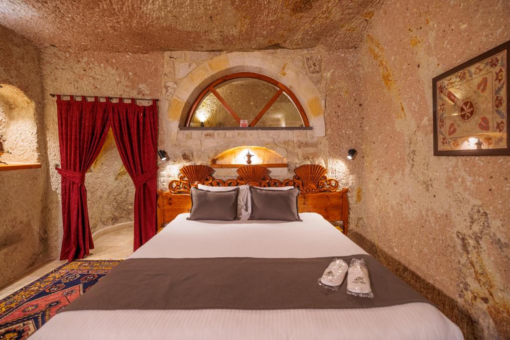 Postel nebo postele na pokoji v ubytování Canyon Cave Hotel