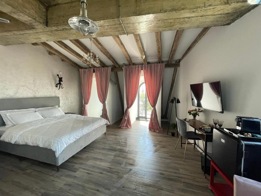 Postel nebo postele na pokoji v ubytování Tomis’ Dreams