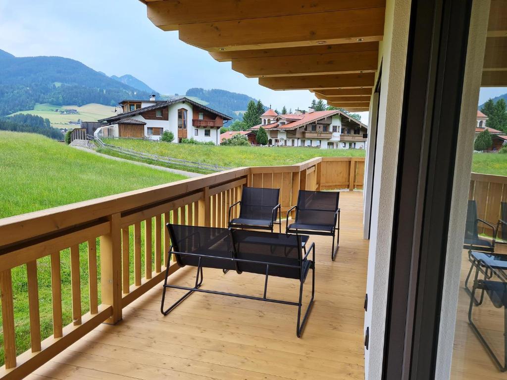 balkon z krzesłami i widokiem na góry w obiekcie AUSZEIT Apartments w mieście Oberau