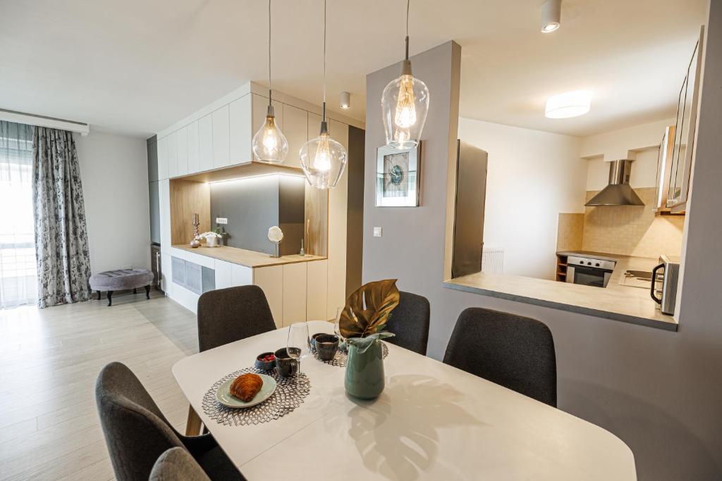 jadalnia i kuchnia ze stołem i krzesłami w obiekcie Penthouse Deluxe Apartment - Free Parking, Roof Garden w Budapeszcie