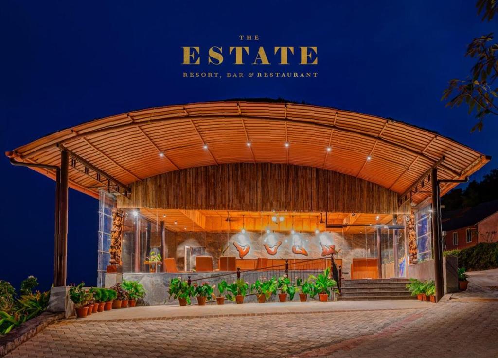 ein Geschäft vorne mit einem großen Gebäude mit Lichtern in der Unterkunft The Estate Resort , Mangalore in Mūdbidri