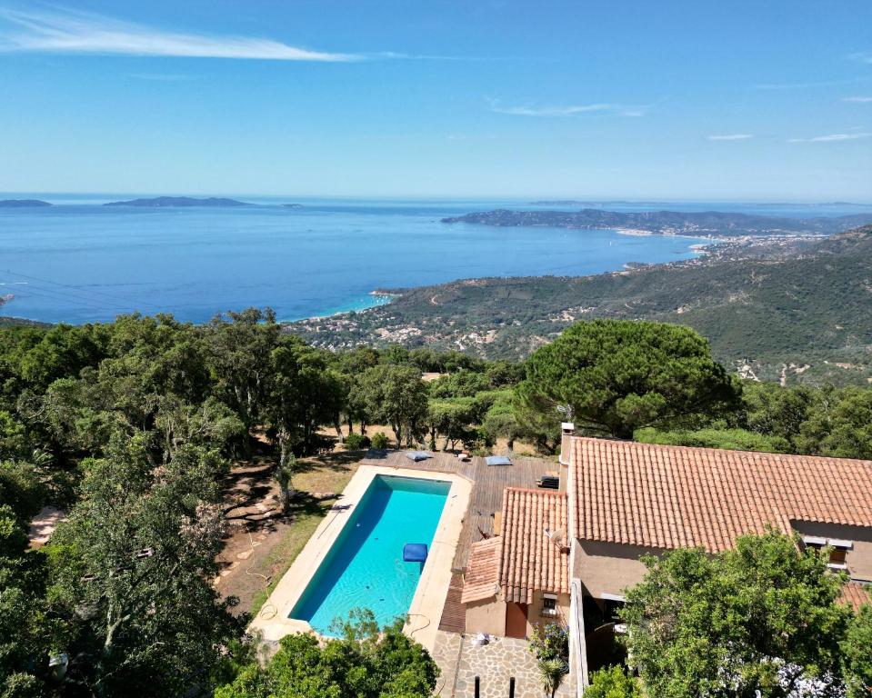 uma villa com piscina e vista para o oceano em Vue mer 360 La Cataline em Bormes-les-Mimosas