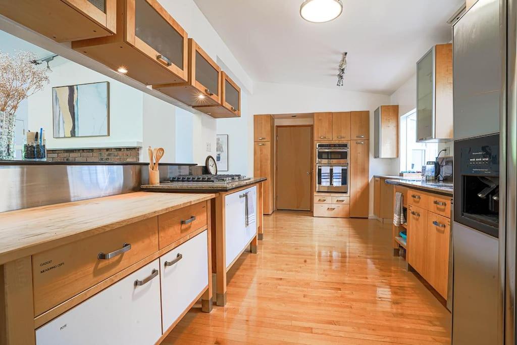 Η κουζίνα ή μικρή κουζίνα στο Zen & Spacious Mercer Island Home & Guest Suite