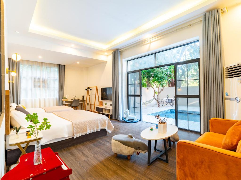 Postel nebo postele na pokoji v ubytování Beihai Silver Beach Yintai Time Seaview Villa Hotel