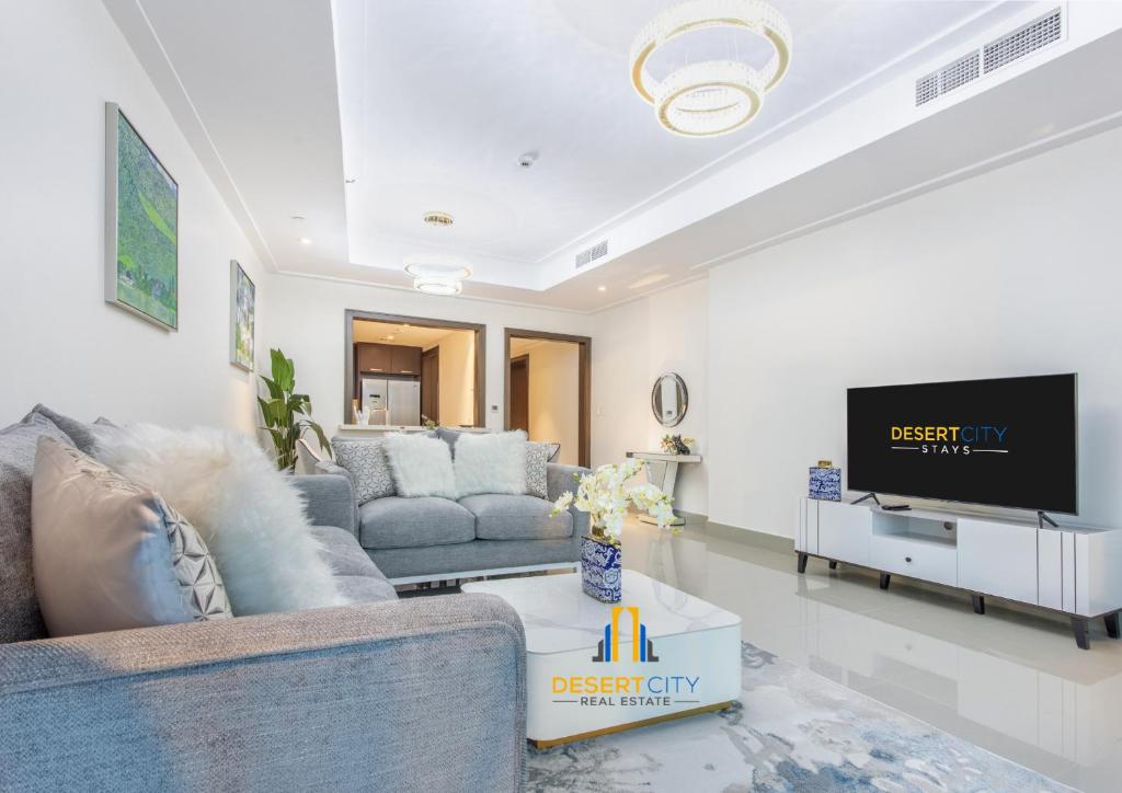 Luxurious 2 Bed with Fountain Views hosted by Desert City Stays