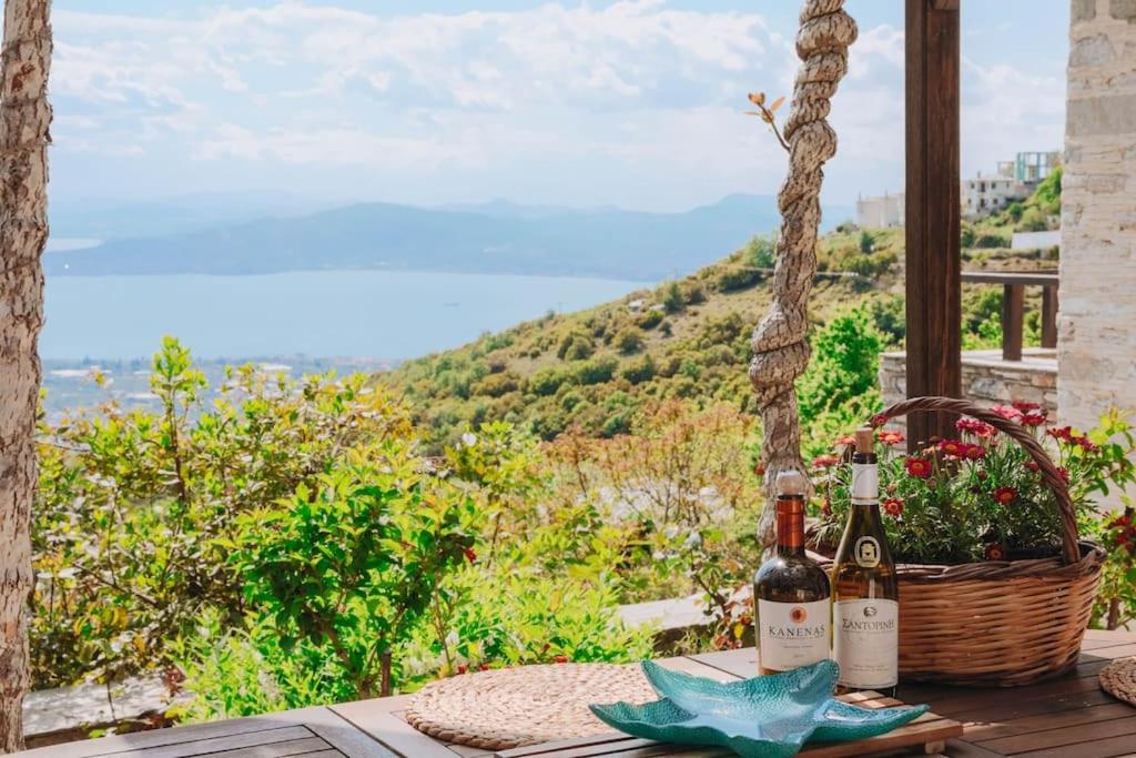 dos botellas de vino sentadas en una mesa con una cesta en VILLA GEOLENA, en Agios Georgios Nilias