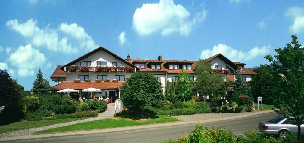 uma casa grande no lado de uma estrada em Parkhotel Emstaler Höhe em Bad Emstal