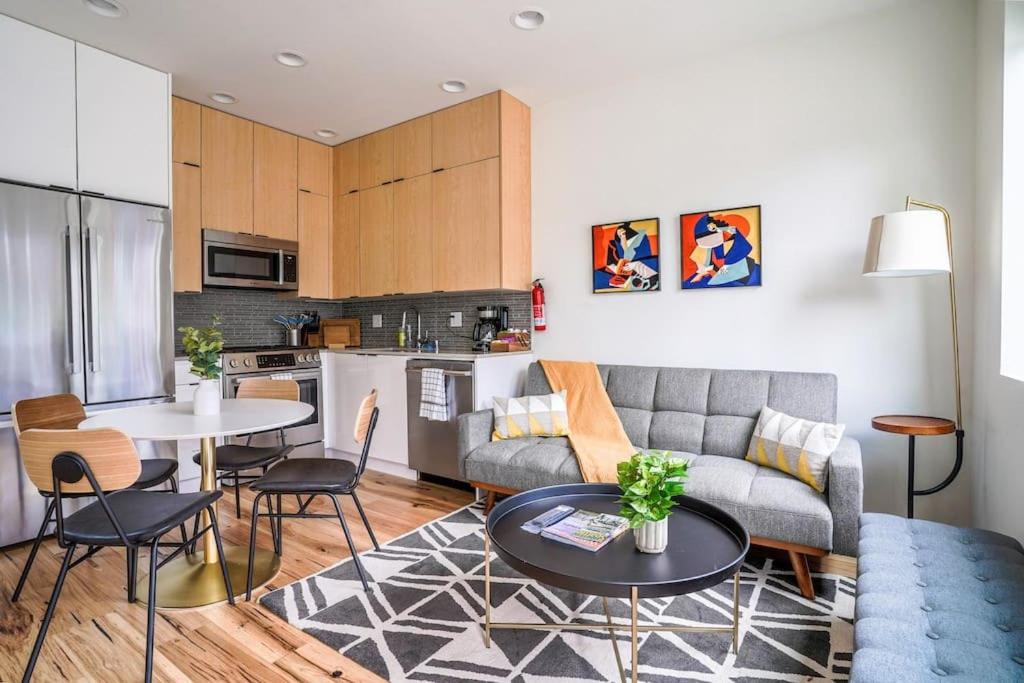 New contemporary home, roof top deck, king bed, Seattle Updated 2023