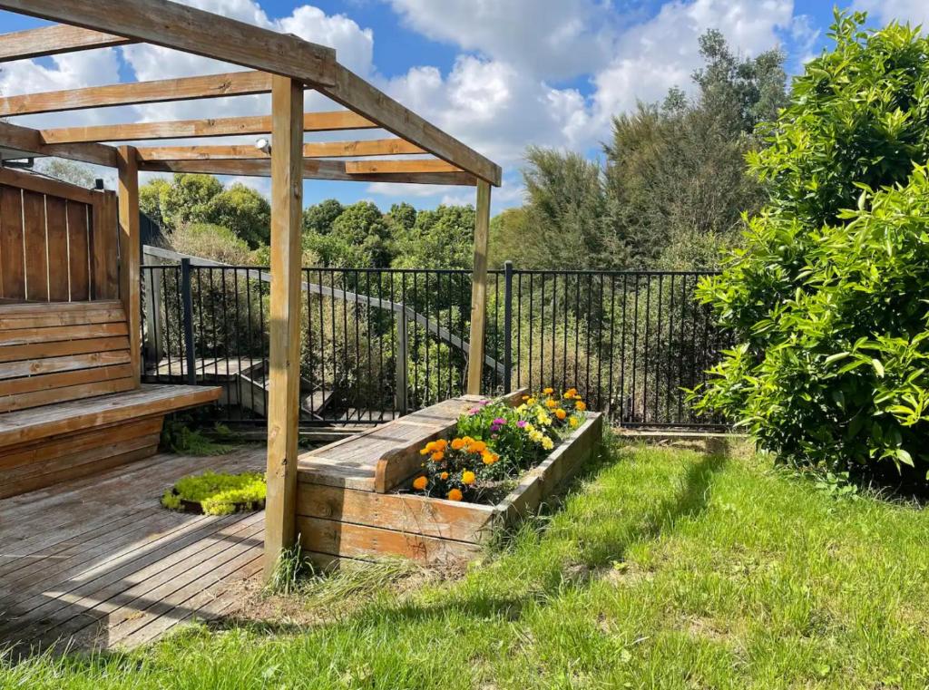 Walking distance to Rototuna Shopping Centre - Resim 6